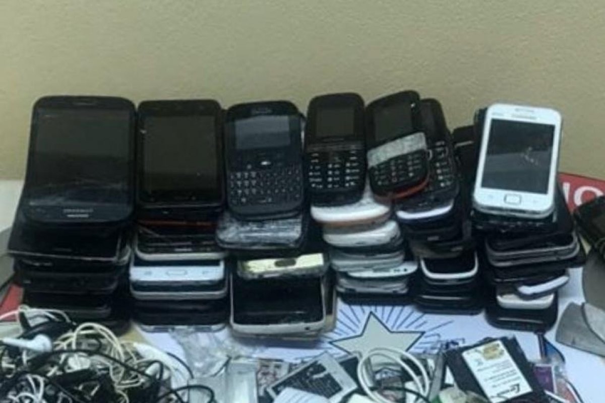 Ação policial localiza mais de 60 celulares dentro de presídio em Salvador