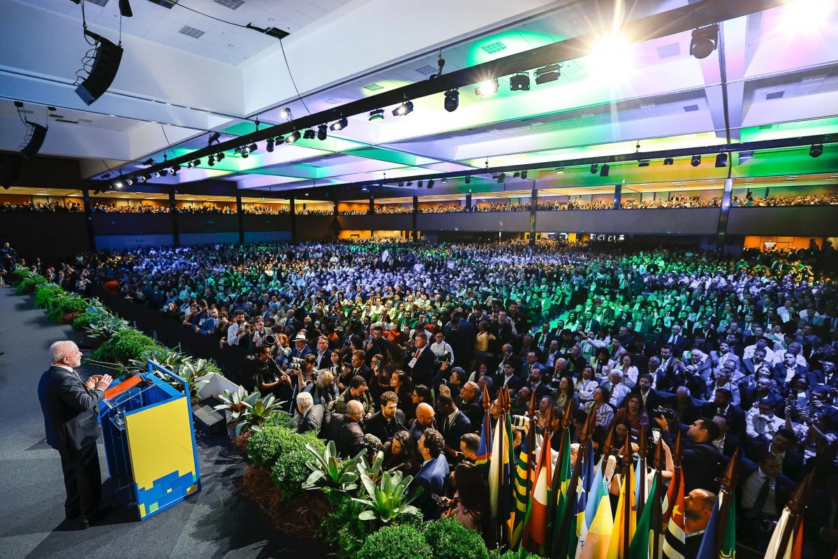 Vídeo: Lula é recebido entre vaias e aplausos em evento com prefeitos em Brasília