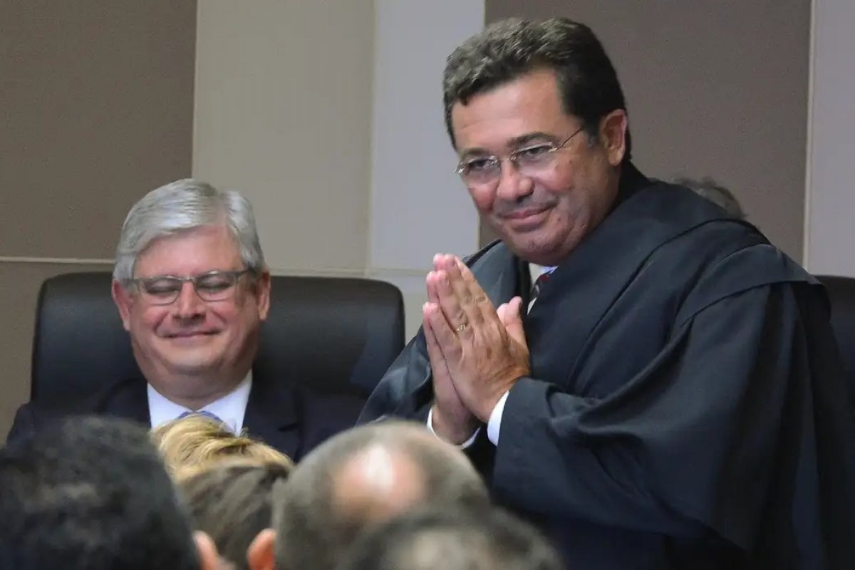 Mesmo sem ter direito, presidente do TCU solicita ao governo Lula viagem pela FAB 
