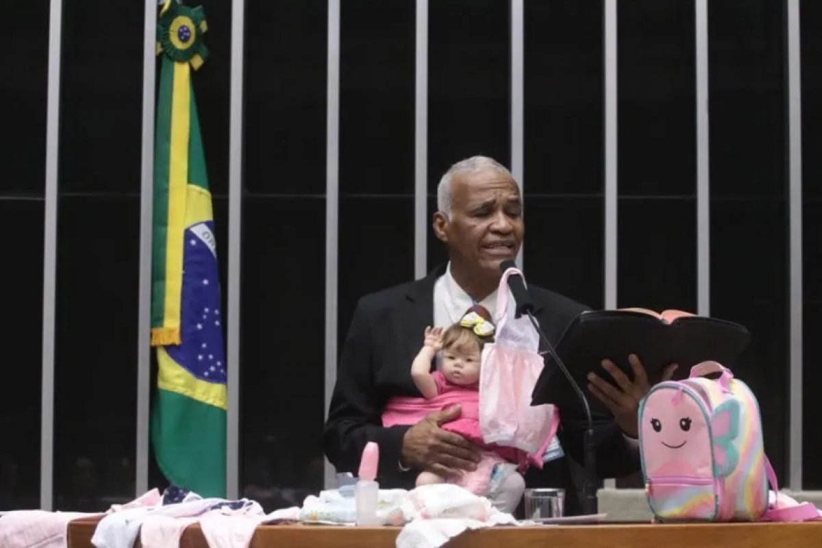 Vídeo: Deputado baiano discursa no plenário da Câmara com bebê reborn no colo 
