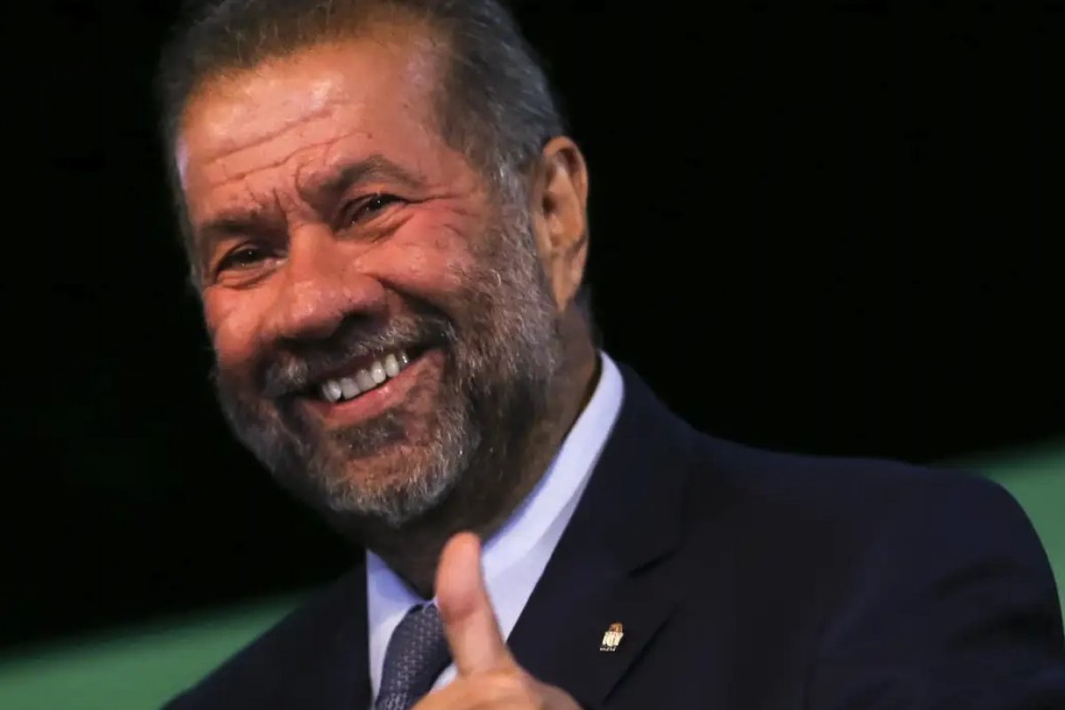 Carlos Lupi volta ao comando do PDT e diz apoiar CPI do INSS no Congresso