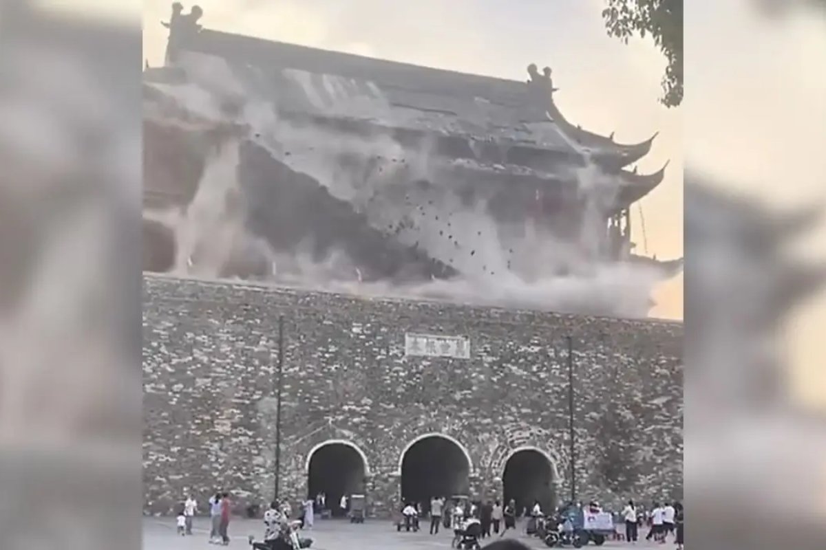 Vídeo: telhado da torre de mais de 600 anos na China desaba e assusta turistas 