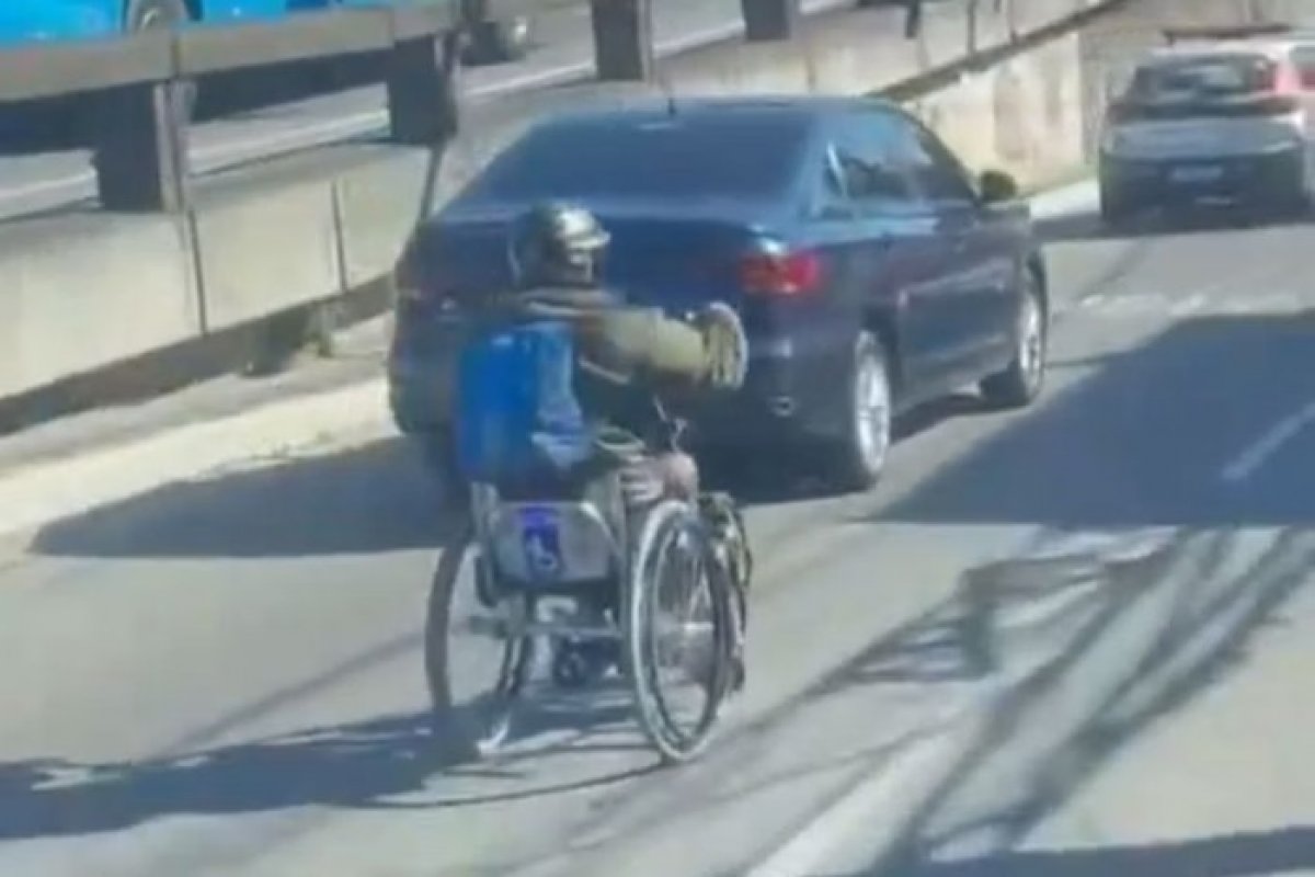 Vídeo: Homem viraliza ao usar cadeira de rodas motorizada como veículo em trânsito no Rio; confira