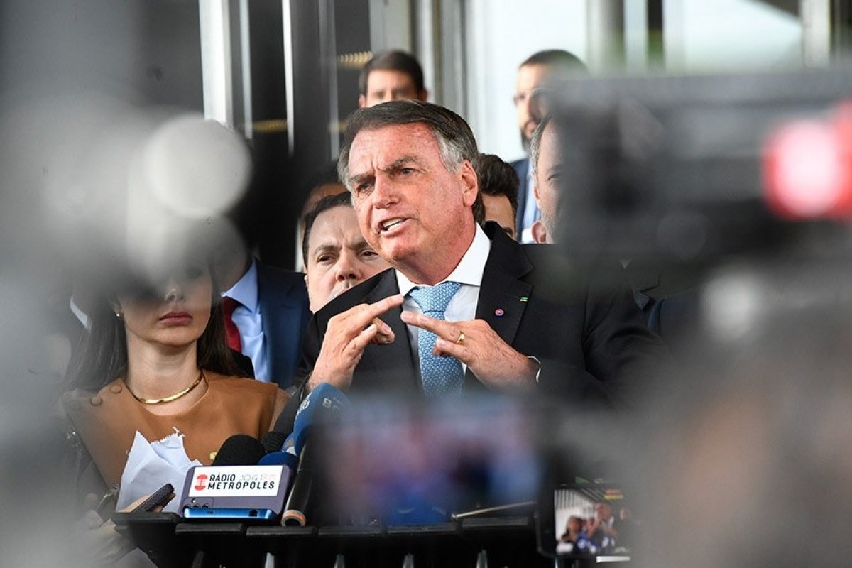 Inelegível, Bolsonaro reafirma em vídeo que tentará ser candidato em 2026