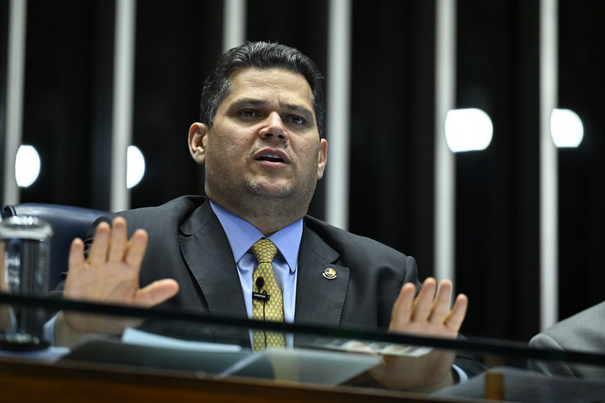 Alcolumbre apresenta PL para facilitar exploração de petróleo na Foz do Amazonas