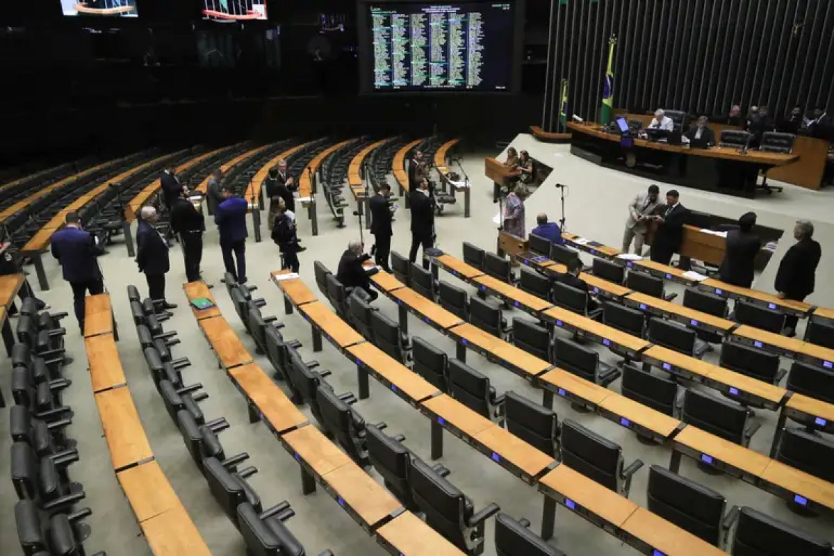 Câmara aprova reajuste salarial para servidores federais e texto segue ao Senado