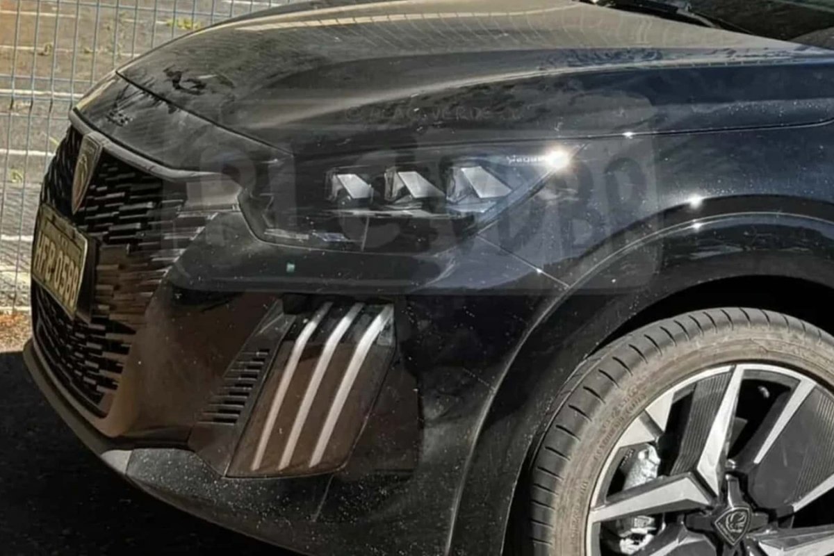 Peugeot 208 híbrido leve é flagrado próximo à Fiat em Betim