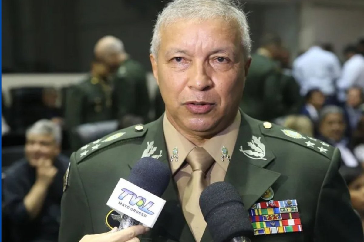 Ex-comandante criticado por defender manifestações em QG do exército deve depor a favor de Mauro Cid nesta quinta (22)