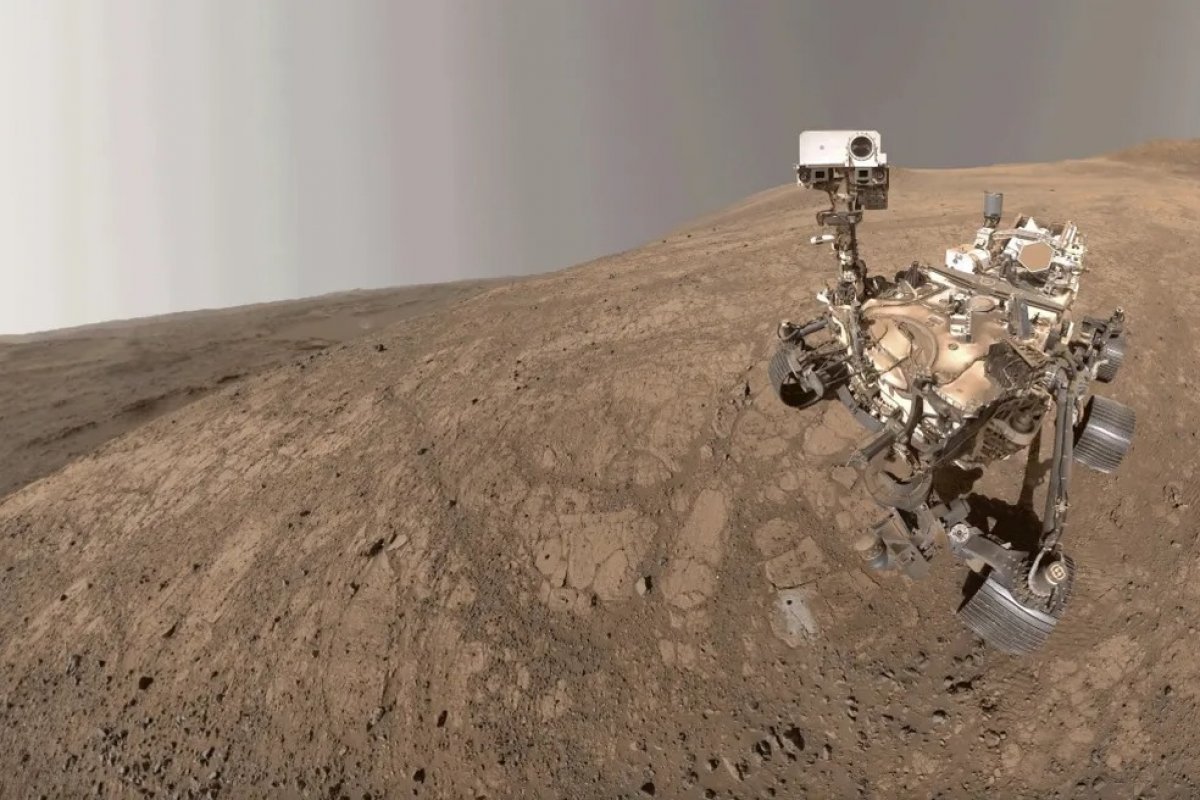 Selfie de sonda da Nasa captura redemoinho de poeira em Marte