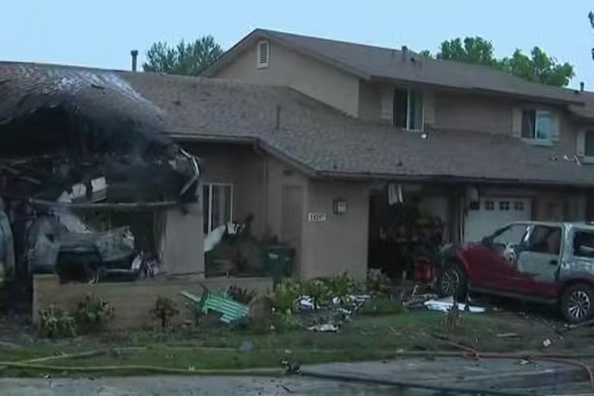 Vídeo: Avião de pequeno porte cai e atinge várias casas nos EUA, diz polícia
