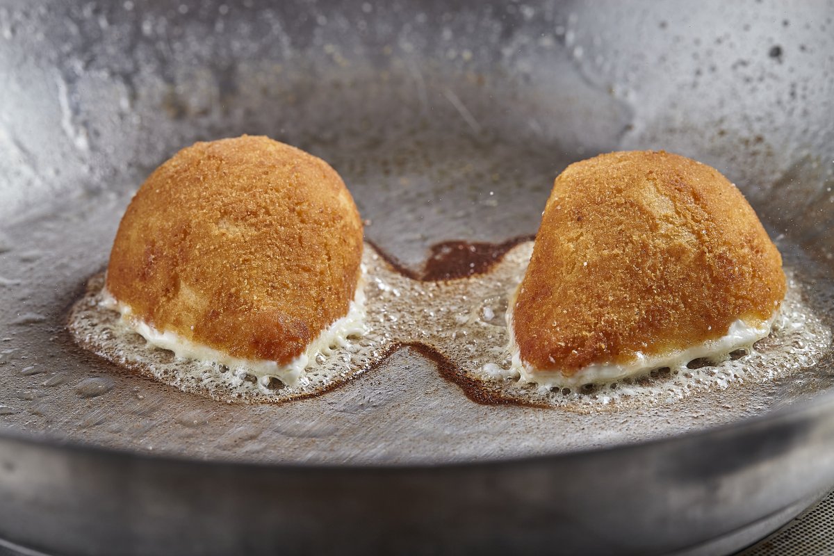 Padaria Brasileira celebra o Mês da Coxinha com versão na chapa!