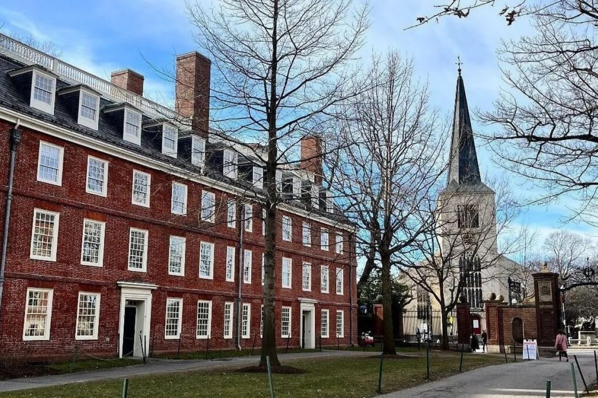 Trump proíbe matrículas de estrangeiros em Harvard e universidade reage: 'ilegal'