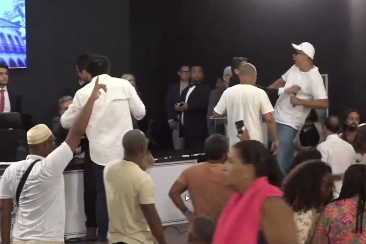 Vídeo: Confusão na Câmara de Vereadores de Salvador termina em agressões após votação do reajuste dos servidores