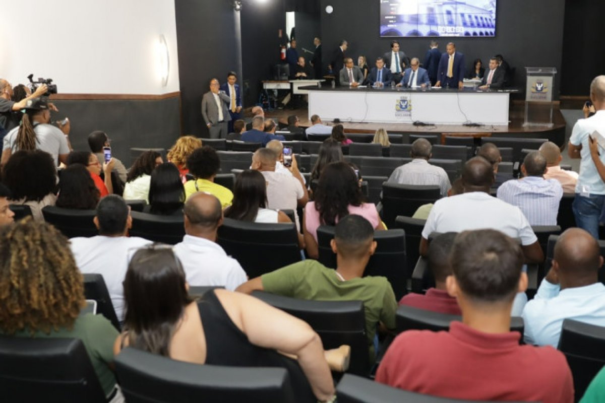 Câmara de Salvador aprova reajuste salarial para professores após confusão
