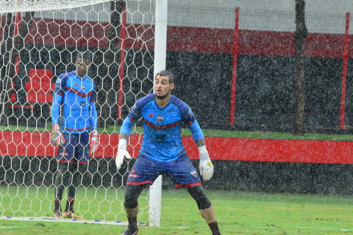 Apresentado no Atlético-GO, Jean quebra silêncio sobre agressão à esposa: "Não sou esse monstro"