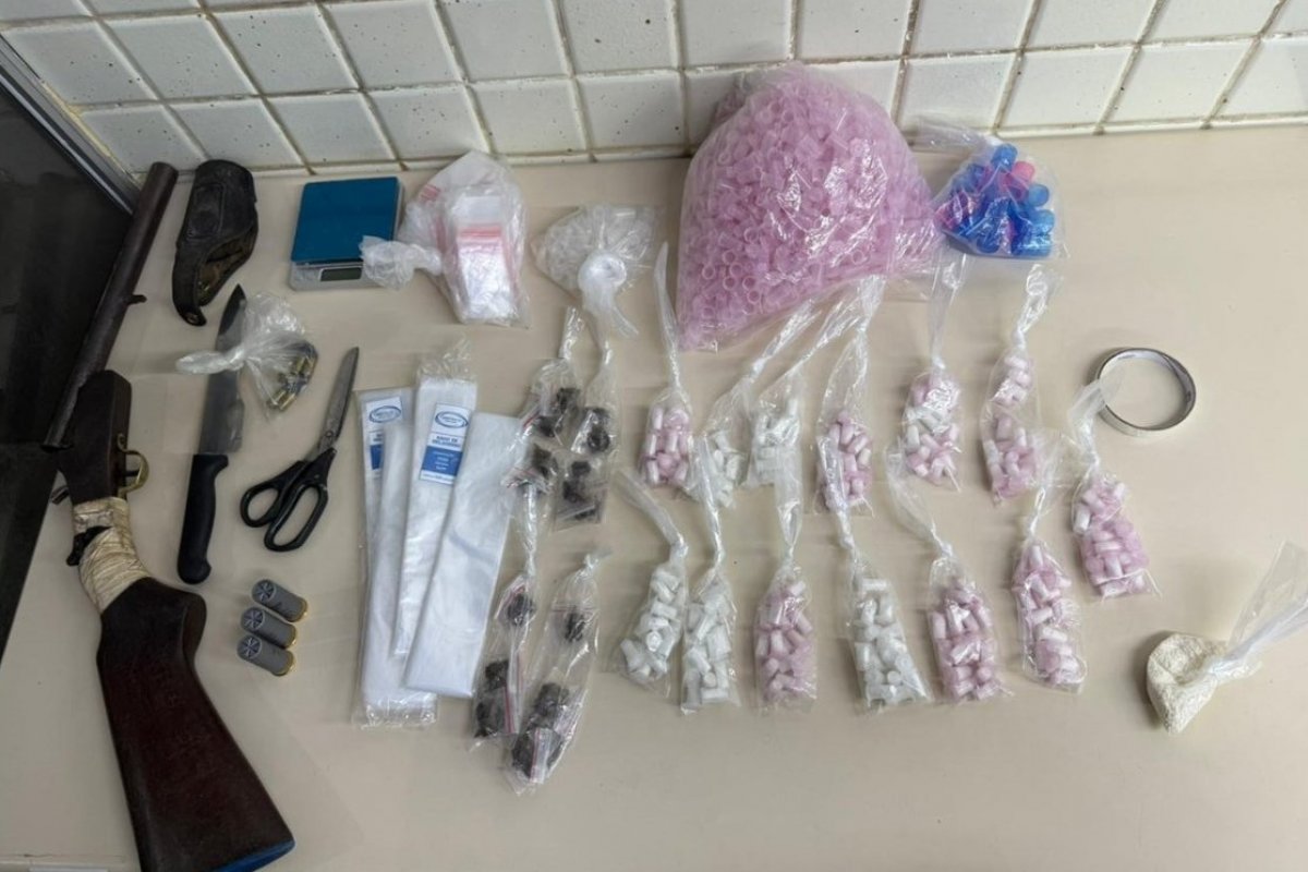 Mais de 200 porções de drogas são apreendidas em bairro de Salvador