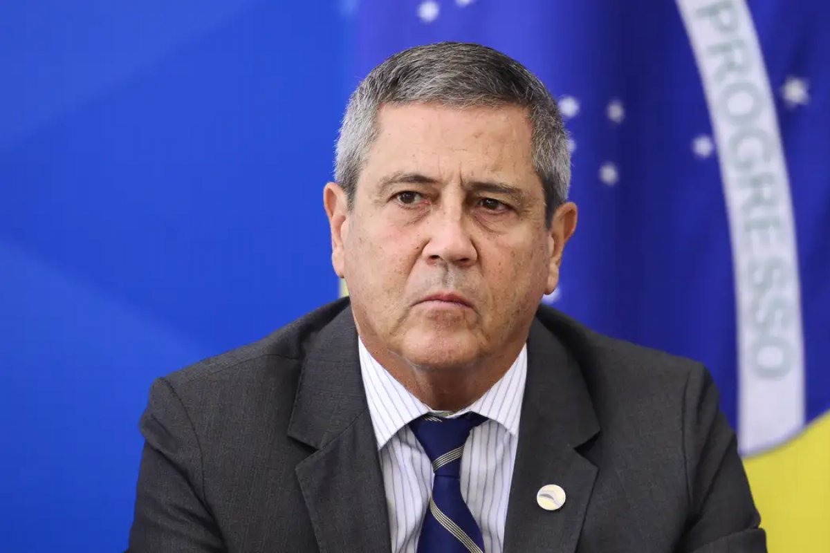 Testemunha diz que Braga Netto jogava vôlei em Copacabana no momento da invasão no 8/1