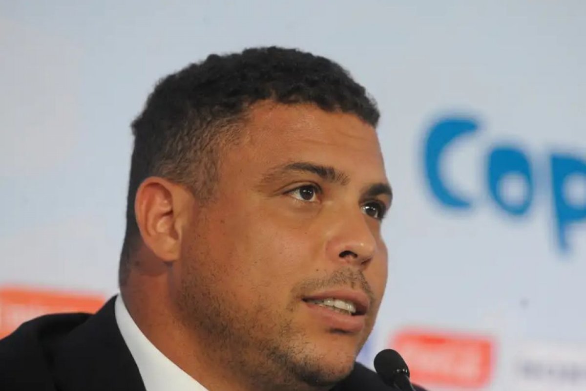 Ronaldo vende clube espanhol por R$ 322 milhões após protestos e 3 quedas