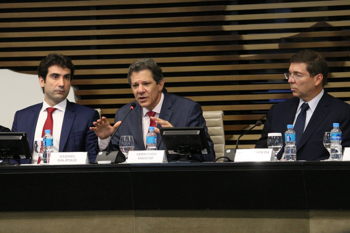 Converso com Galípolo, mas detalhes de decreto sobre IOF não passaram pelo BC, afirma Haddad