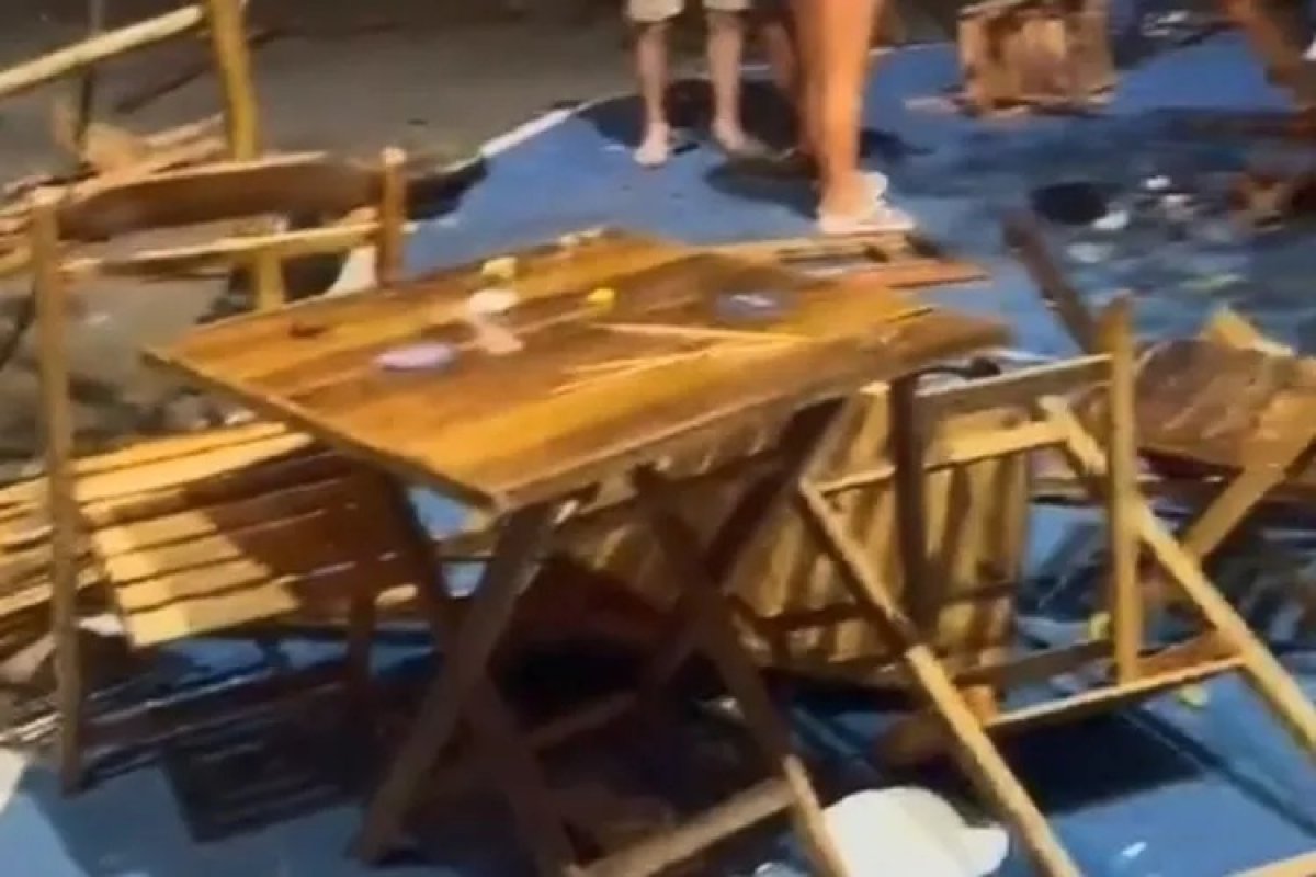 Vídeo: Veículo perde o controle e atinge bar em Caculé