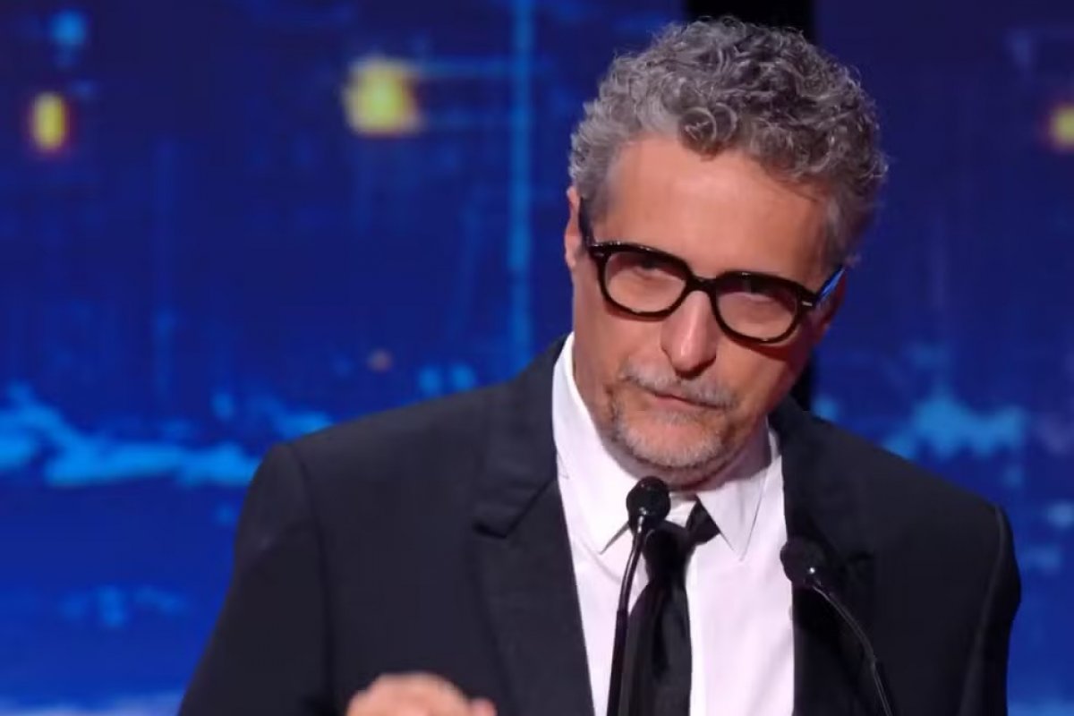 Kleber Mendonça Filho conquista prêmio de melhor direção no Festival de Cannes por 'O Agente Secreto'