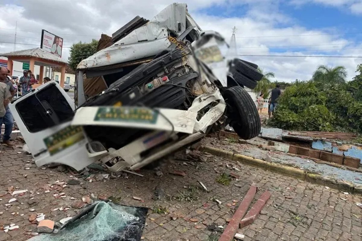 Caminhão perde freio, invade praça e fica destruído no sudoeste da Bahia