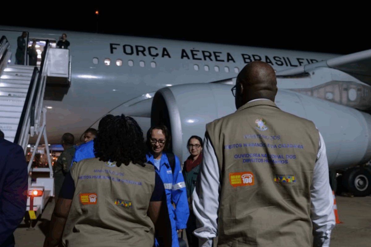 Brasil recebe novo voo com 103 deportados dos Estados Unidos; três foram detidos pela PF