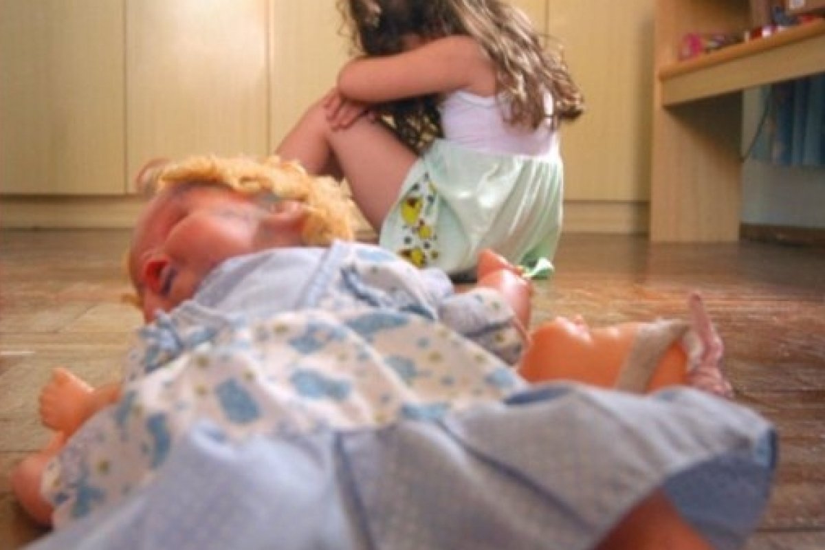 Mulher é presa suspeita de matar a própria filha de dois anos a facadas
