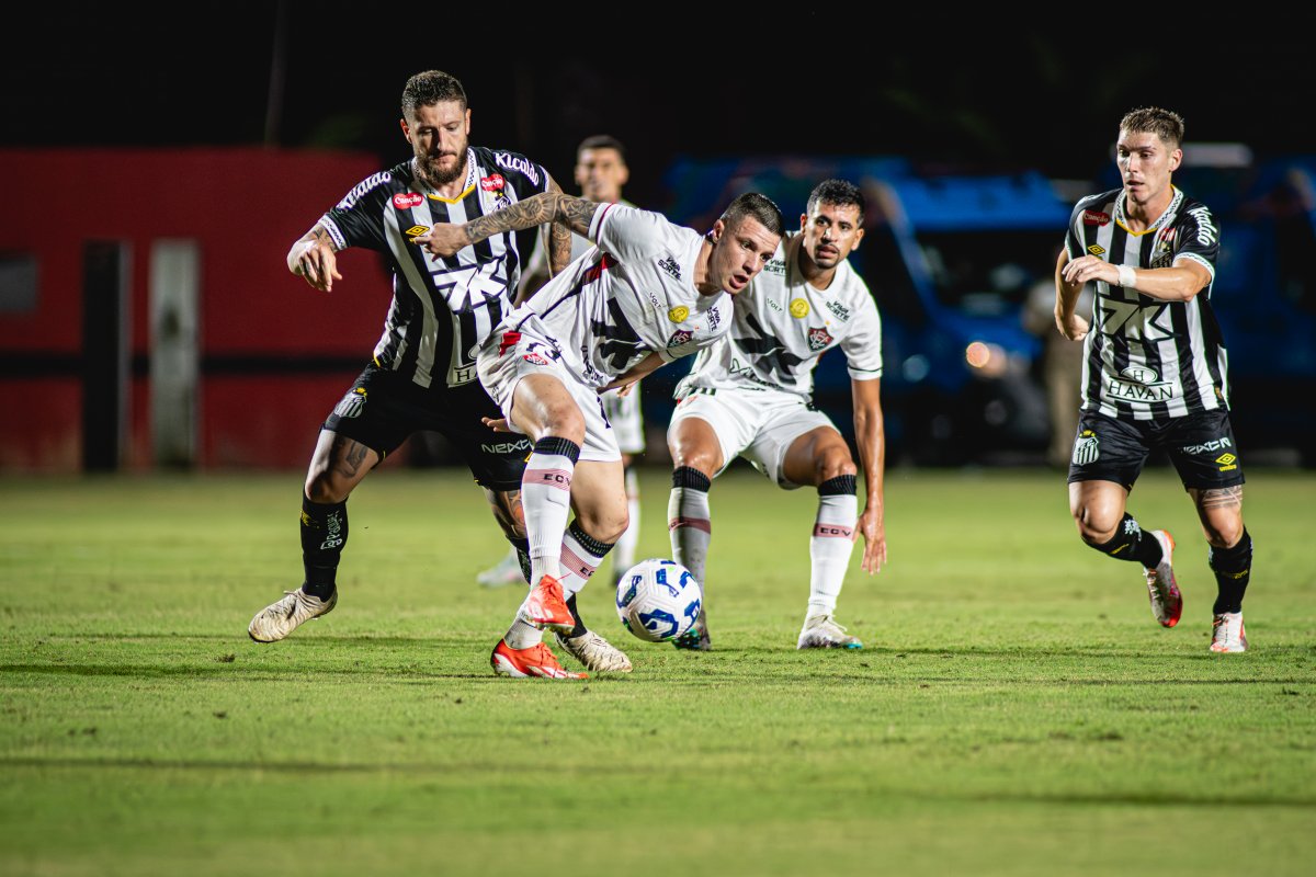 Vitória perde para o Santos no Barradão e volta para zona de rebaixamento