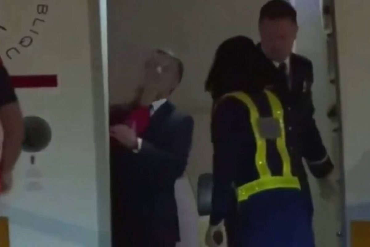 Vídeo: Macron é agredido pela esposa no rosto ao desembarcar no Vietnã; assessor fala em "briga inofensiva"