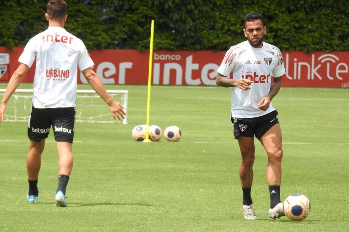 Daniel Alves se manifesta após ter carro roubado em São Paulo