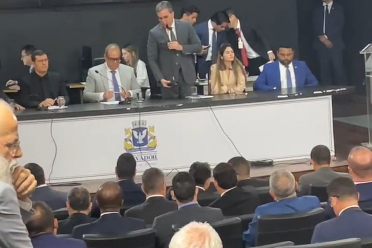 Vereador pede moção de aplausos a policiais e servidores após tumulto na Câmara de Salvador