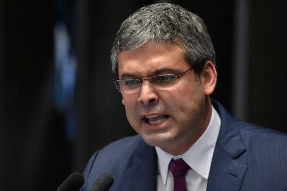 Líder do PT anuncia representação contra Eduardo Bolsonaro
