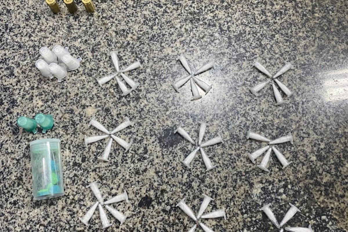 PM apreende 50 pinos de cocaína e comprimidos de MDMA em Simões Filho