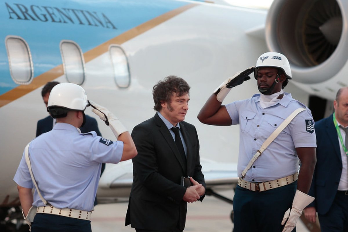 Argentina anuncia saída do país da OMS e diz que vai rever protocolos sobre vacinas