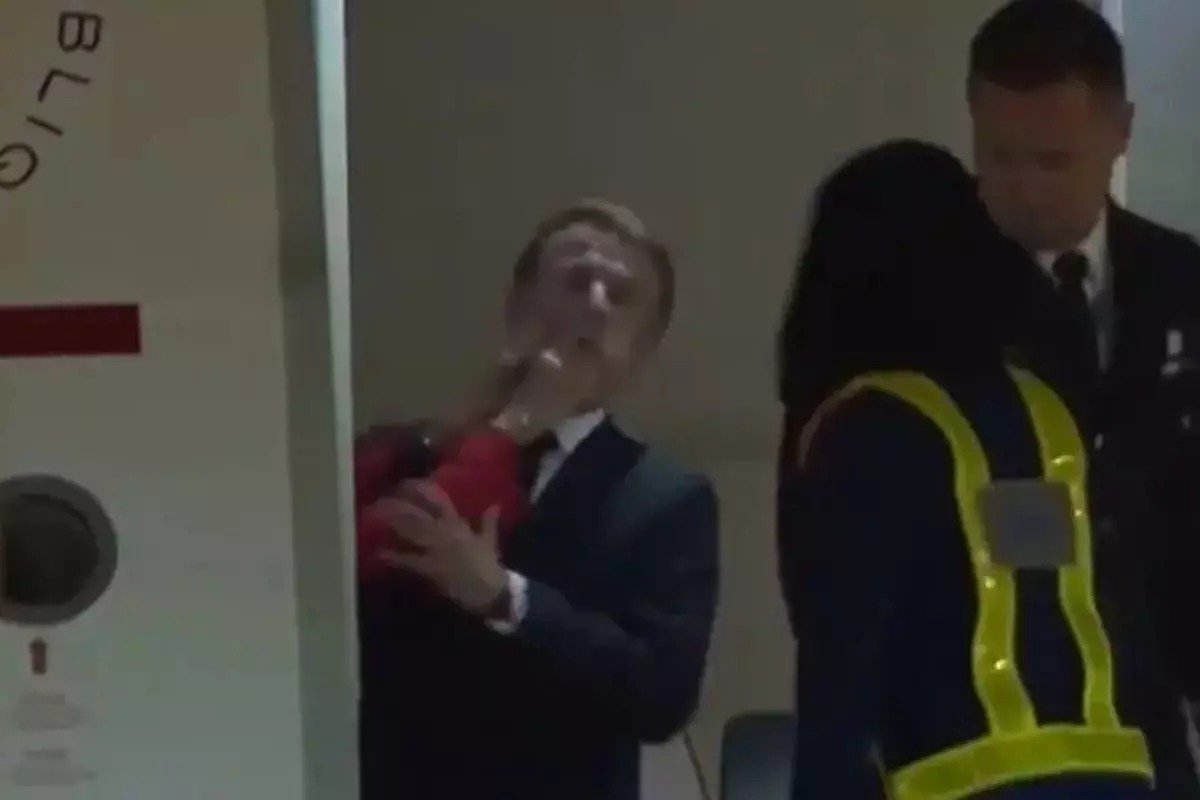 Macron minimiza tapa no rosto dado pela esposa: 'estávamos brincando'