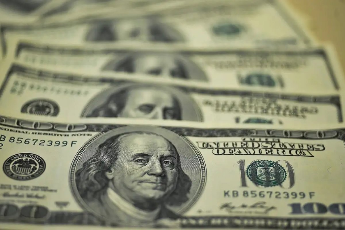 Dólar registra queda de 0,17% na manhã desta terça-feira (27)