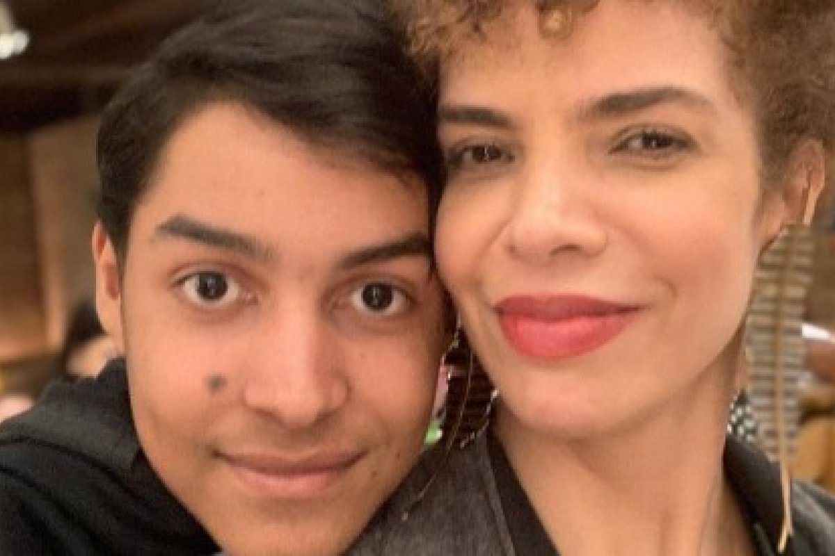 Vanessa da Mata ganha homenagem do filho na web pelo aniversário de 44 anos