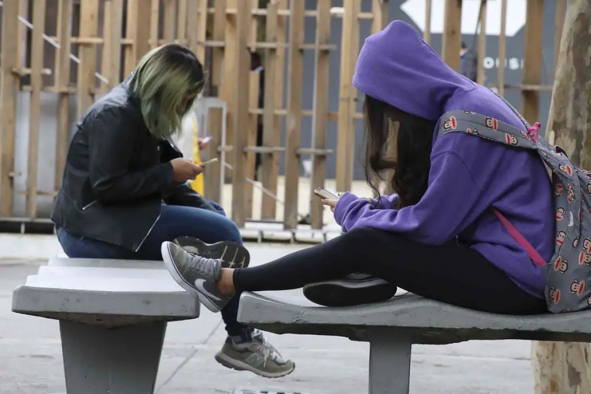 Estudantes do Ensino Médio levam celular para a escola mesmo após proibição; alunos admitem uso em sala de aula
