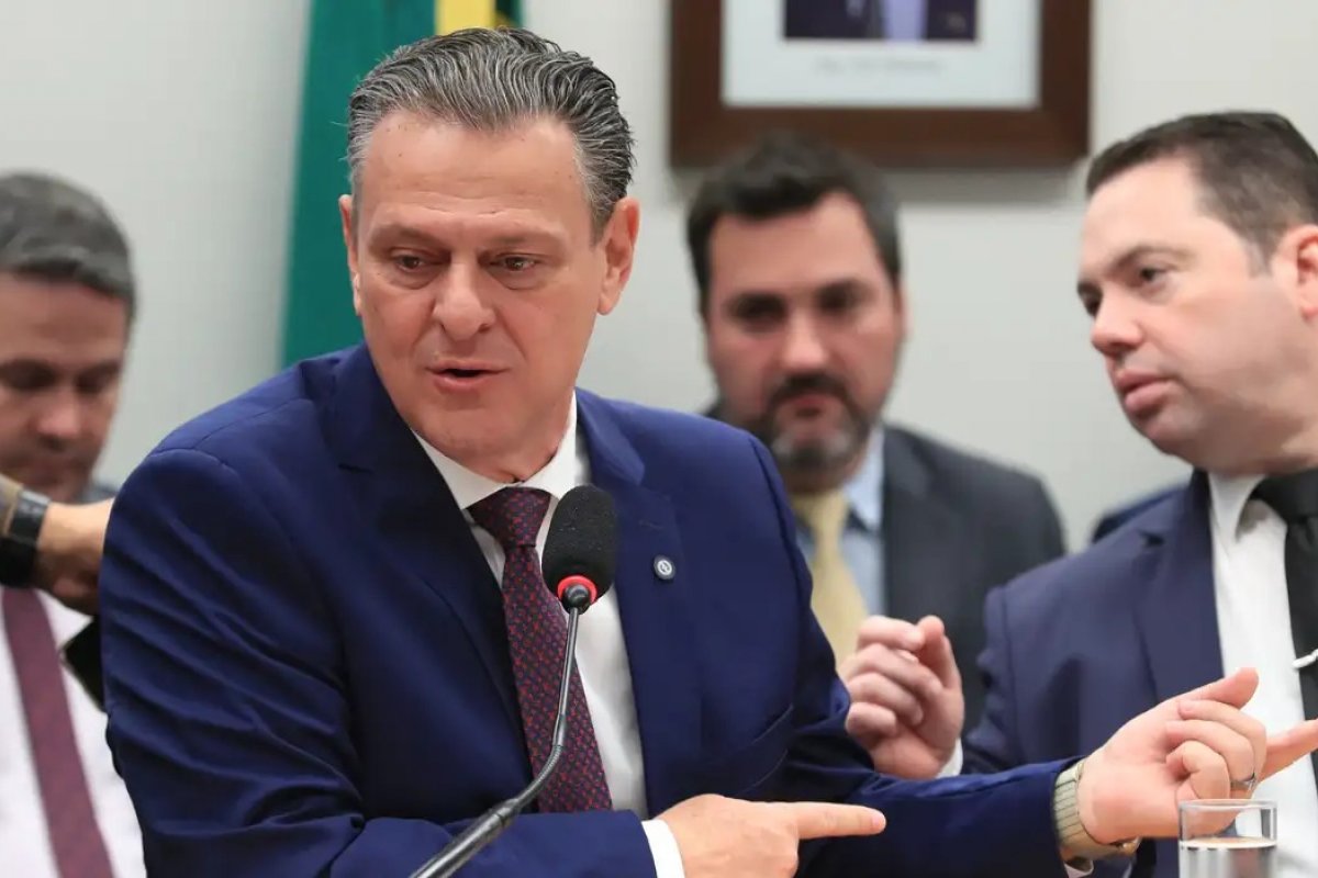 Carlos Fávaro negocia redução de restrições ao frango do Brasil no mercado internacional