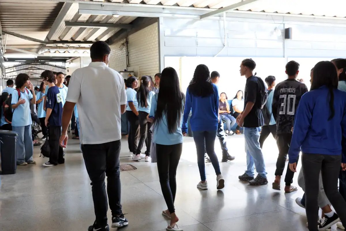 MEC prevê bolsa mensal de R$ 200 para alunos de cursinhos populares