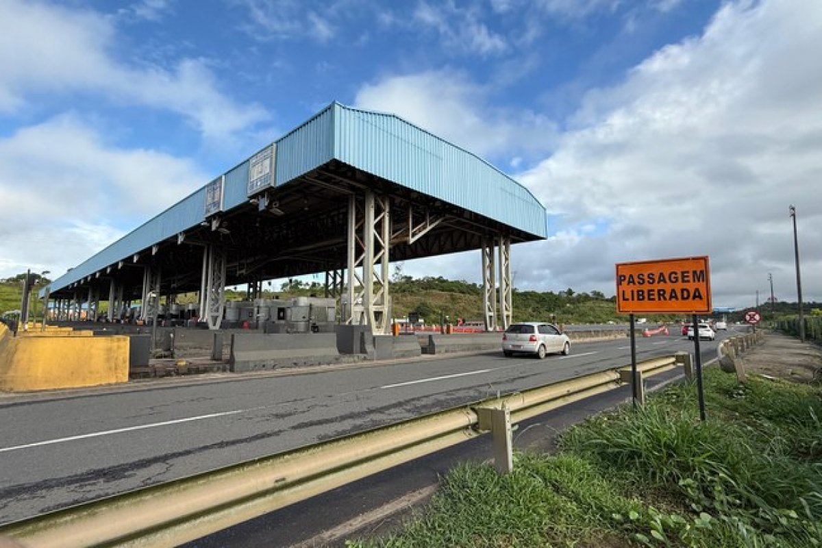 Após acidente com carreta, ViaBahia conclui reconstrução de passarela na BR-324