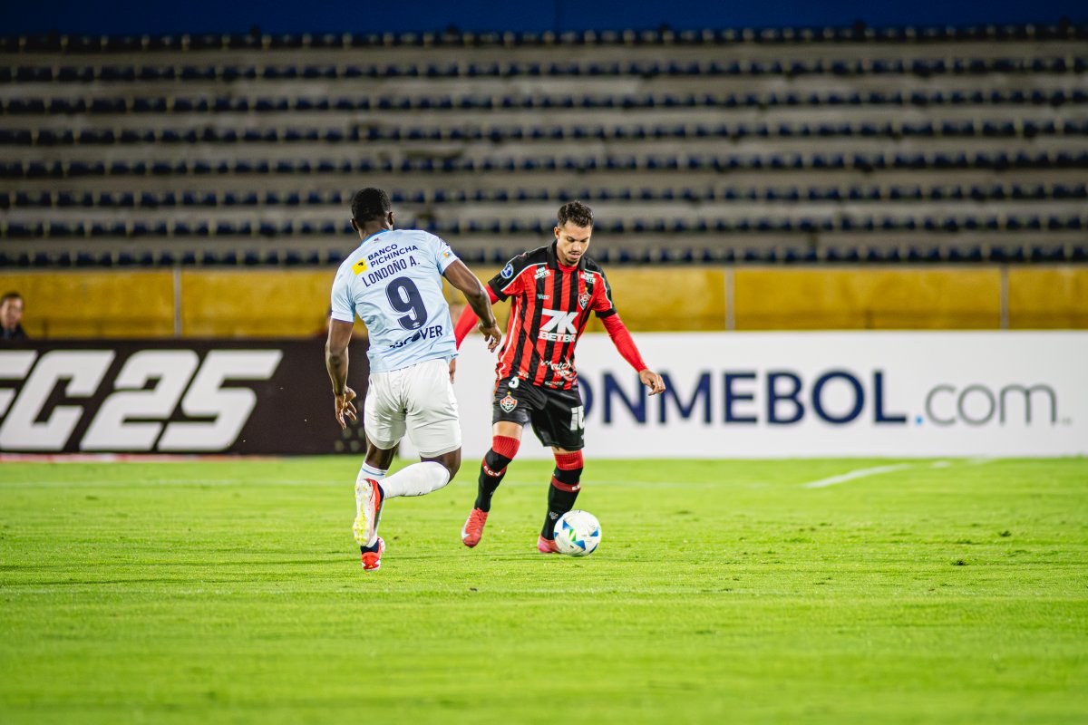 Vídeo: Com gol contra bizarro, Vitória perde para o Universidad de Quito e é eliminado da Sul-Americana; veja