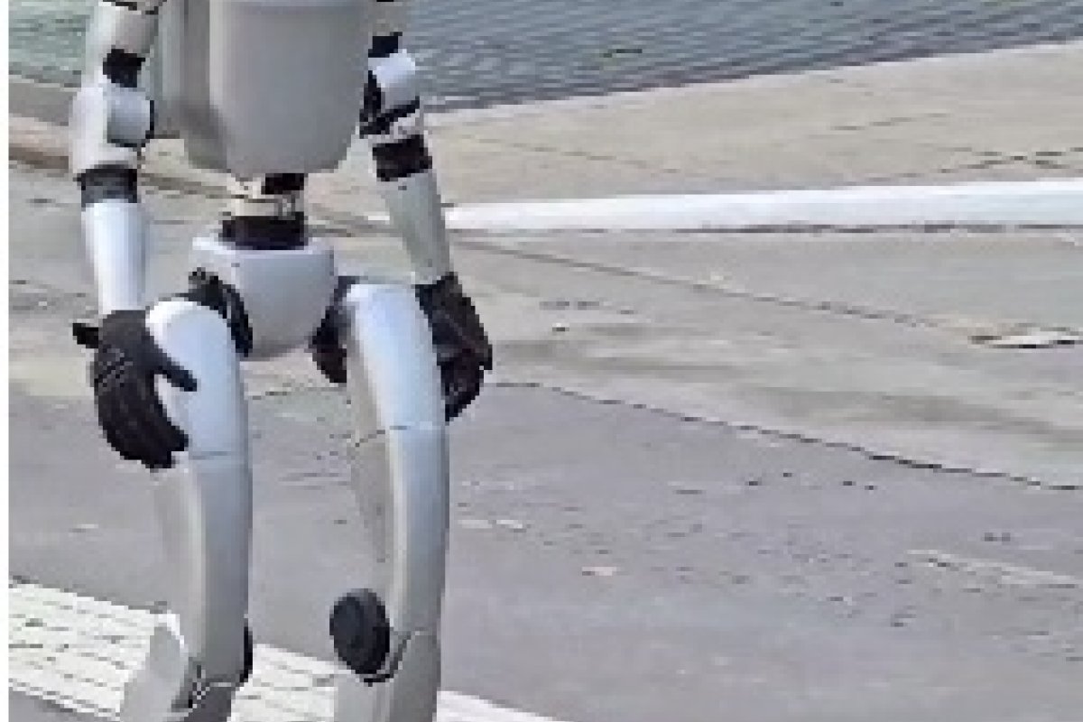 Vídeo: robô humanoide chama atenção na Avenida Paulista