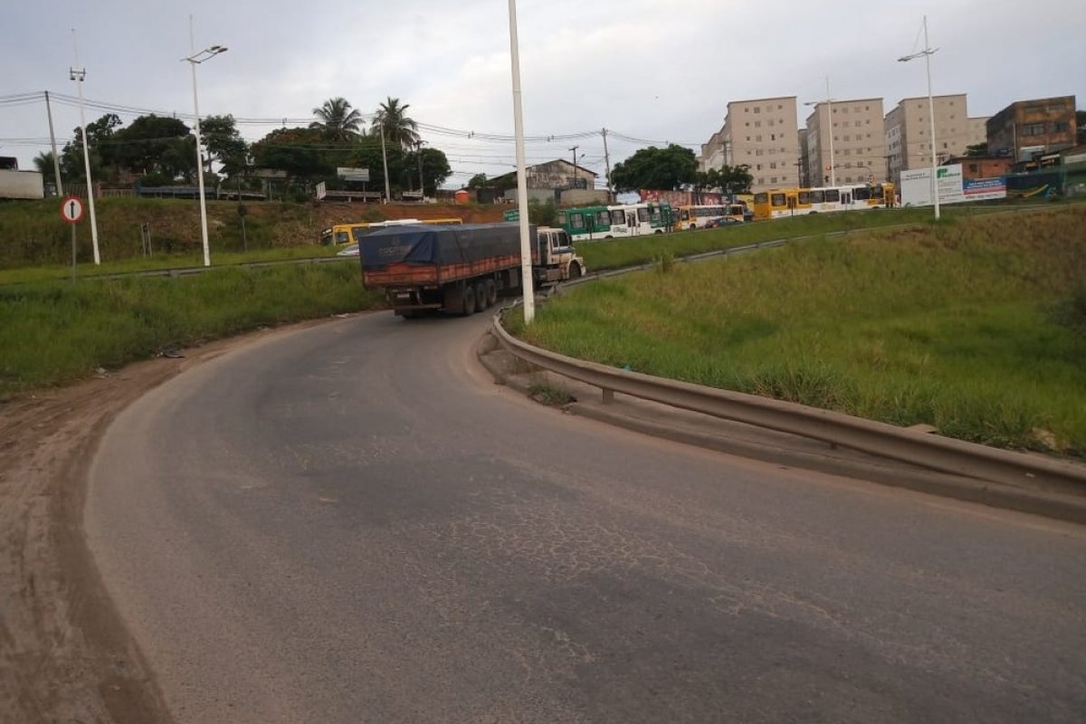 Carreta quebra em curva na região de Pirajá, em Salvador