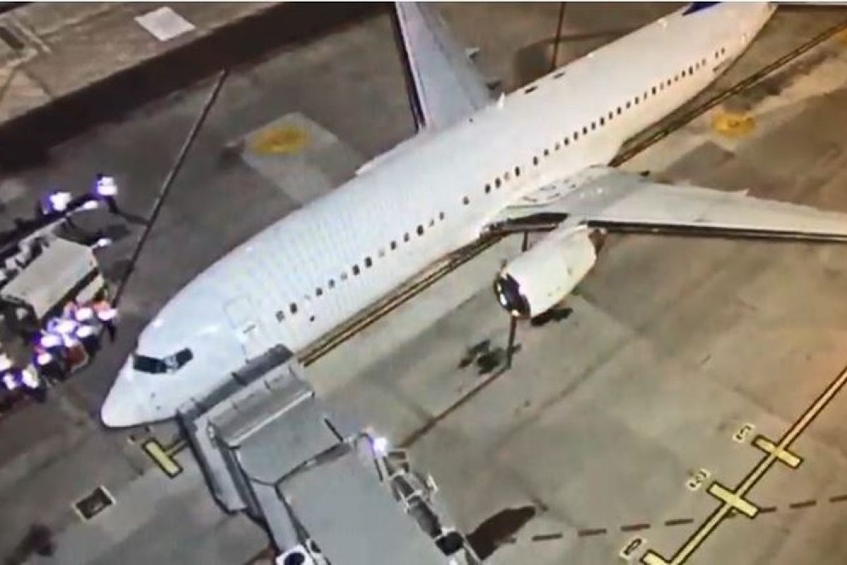 Avião com brasileiros deportados chega a Confins na noite desta sexta-feira (14)