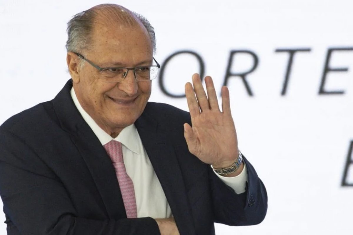 Alckmin sente dores abdominais e é internado em hospital de Brasília