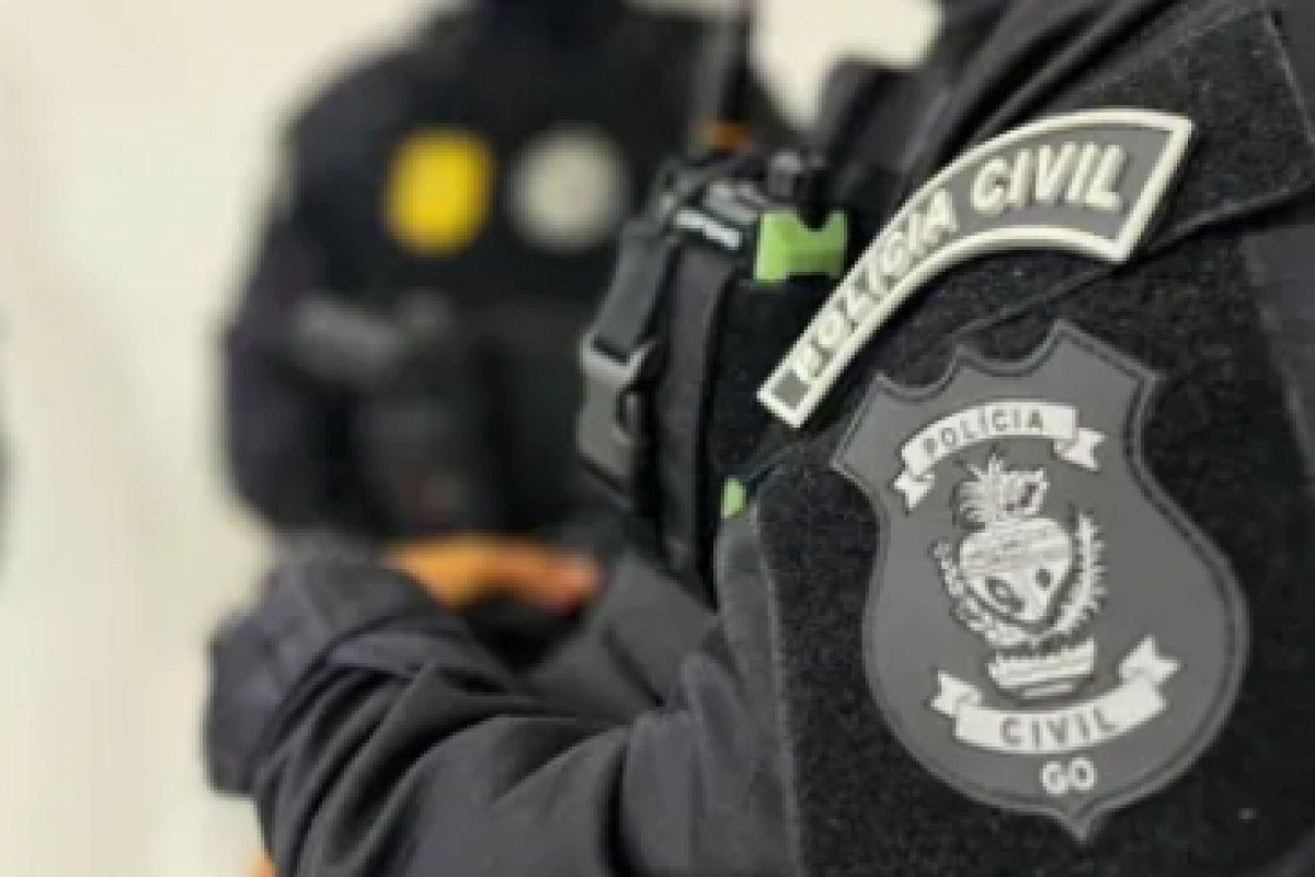 Mulher é presa após esfaquear filha de 2 anos por dívida no 'jogo do tigrinho', aponta delegada