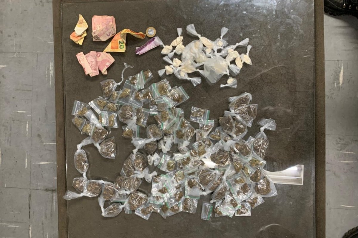 Suspeitos de tráfico de drogas são presos pela PM em praia de Cantagalo, na Cidade Baixa