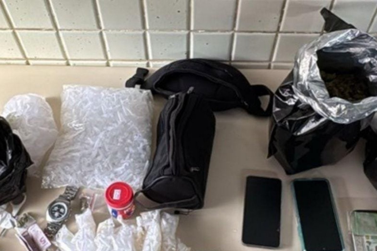 PM prende dois suspeitos de tráfico de drogas em Pirajá